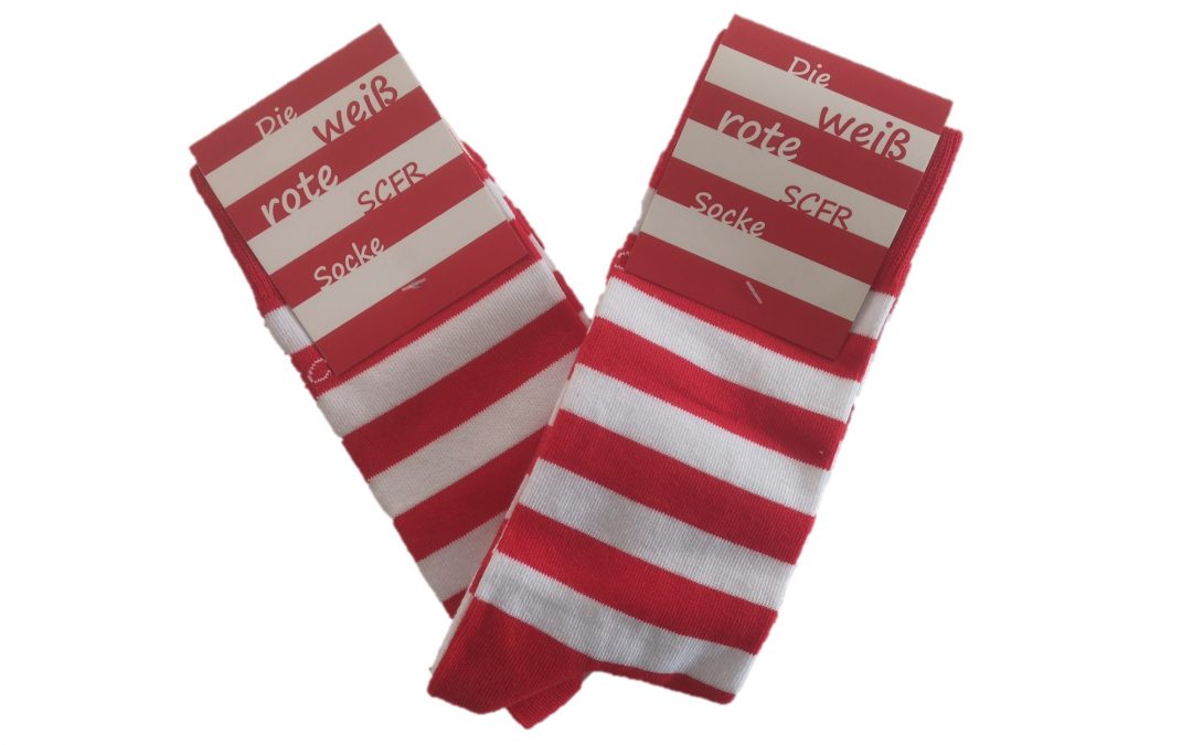 Die weiß-rote SCFR Socke für den guten Zweck